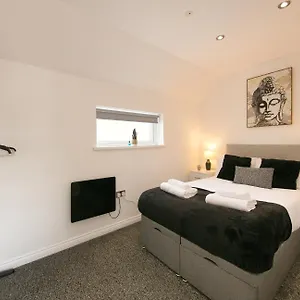 Stylish With Private Garden! Near City Centre - Contractors, Relocators, Tourists , Cardiff United Kingdom